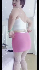 熟女摸奶抠逼自拍