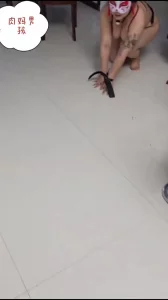 把坦克嫂子调教成了一个骚母狗，大哥不在家尽情调教，后入骑马大肥臀内射
