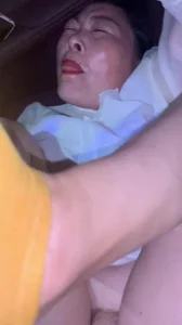 露脸车震熟女阿姨，水多肤白