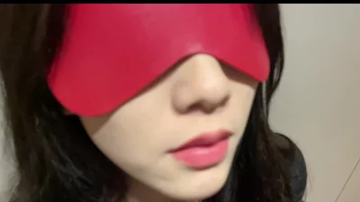[]近一点看她